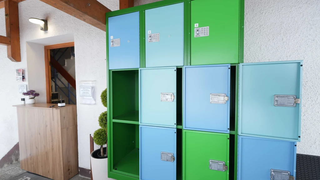 24h Abholstation und Abgabestation fuer Handy Reparaturen vor dem Geschaeft