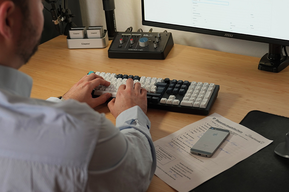 Manuel erstellt Kostenvoranschlag fuer Smartphone Reparatur am PC