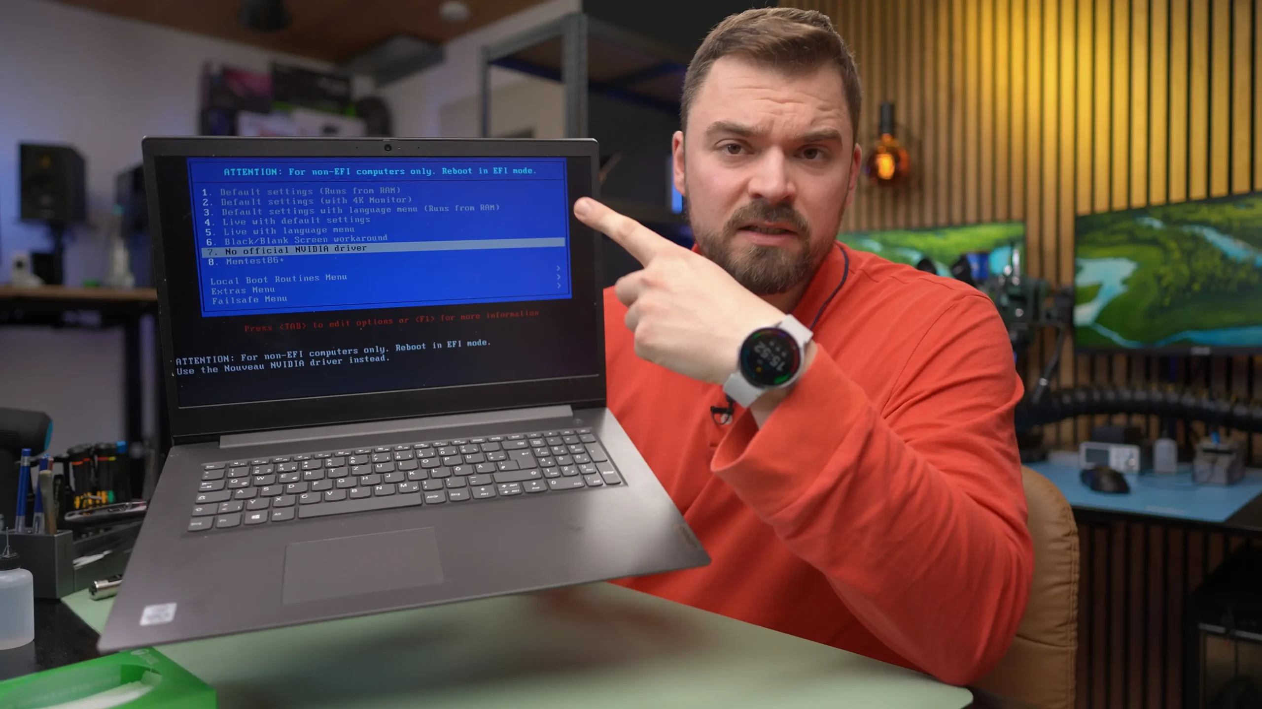Laptop Bildschirm mit Fehlermeldung zu NVIDIA Treiber und EFI Modus