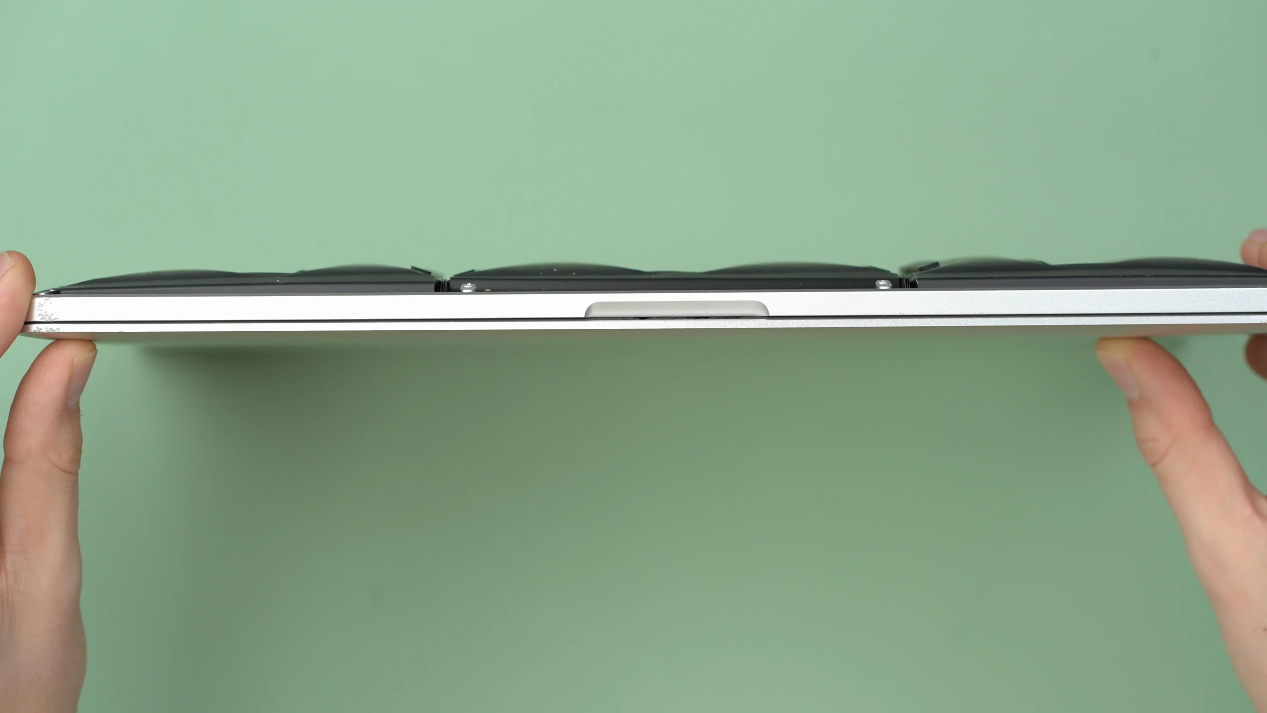 Gefaehrlicher aufgeblaehter Laptop Akku vor dem Austausch