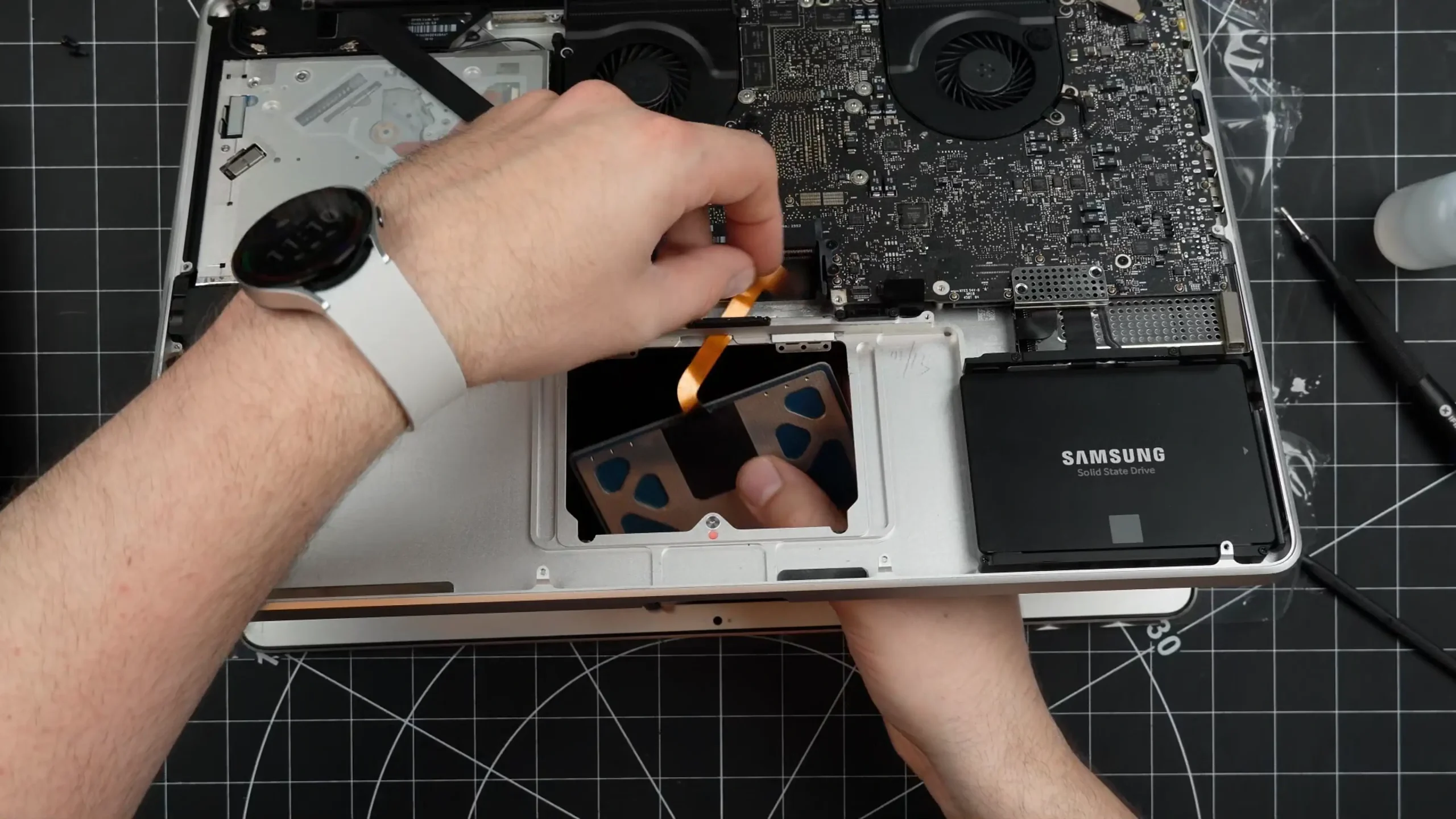 Professionelle Touchpad Reparatur und Austausch fuer Macbooks