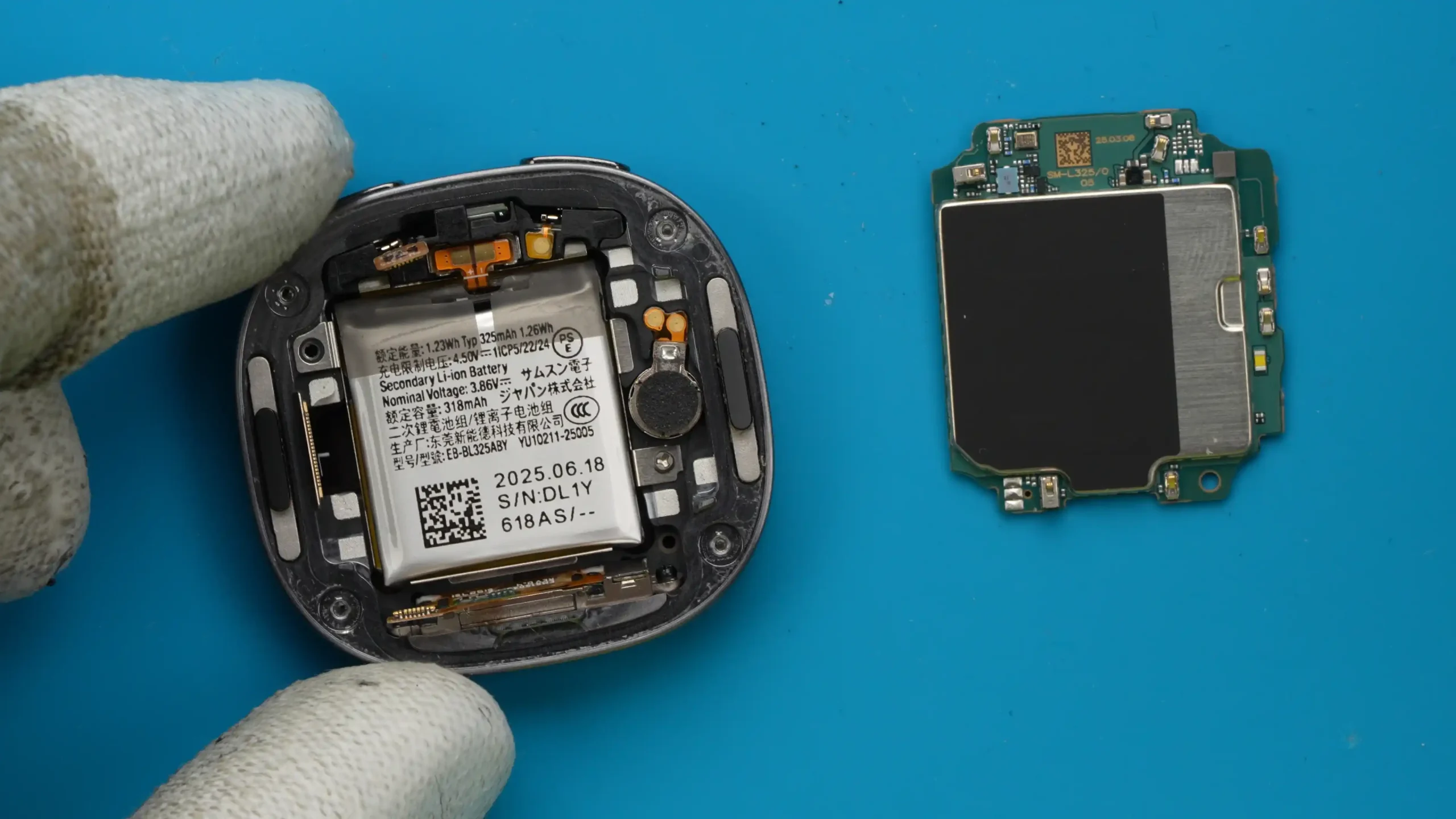 Geoeffnetes Samsung Galaxy Watch zur Akku Reparatur