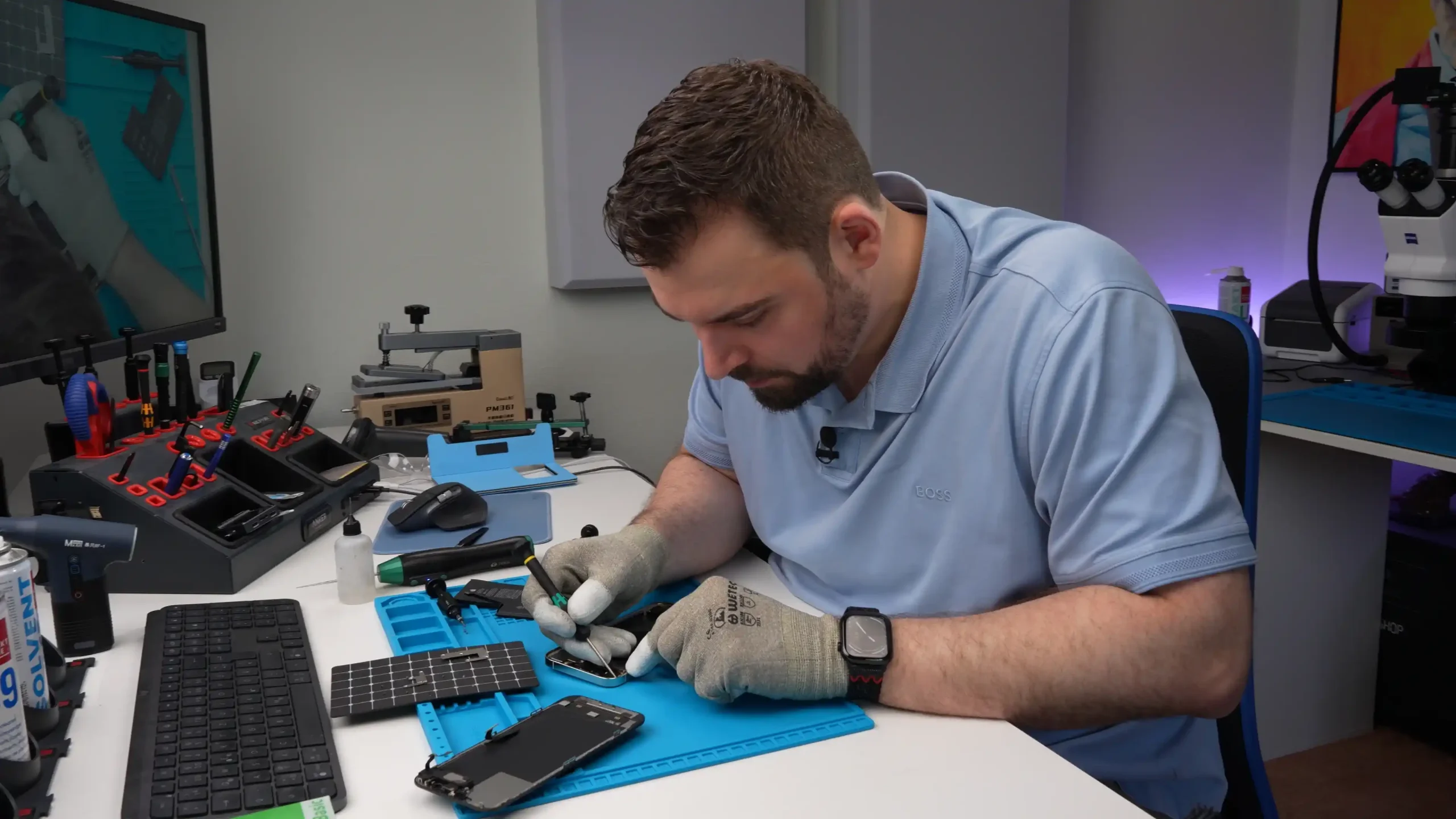 Manuel von Smartronik bei der präzisen Arbeit an der Elektronik eines Mobiltelefons.