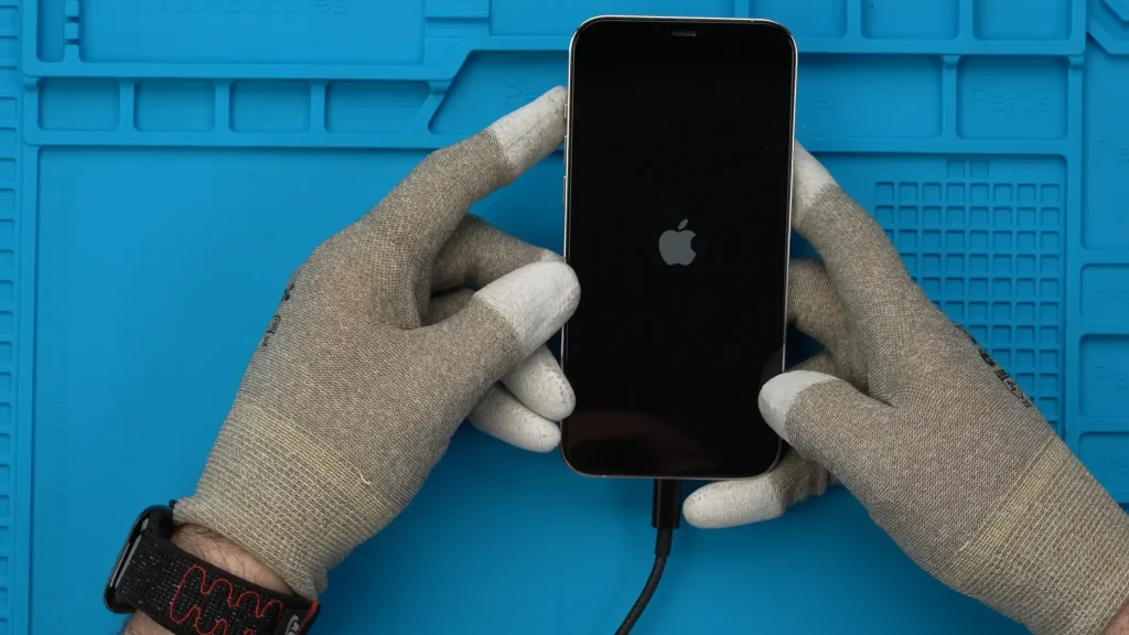 iPhone hängt im Bootloop fest und zeigt nur das Apple-Logo.